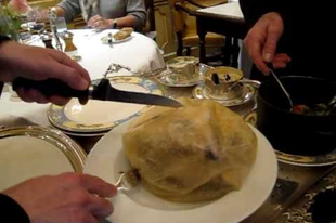 Három csillagos ebéd Paul Bocuse-nél: a Bresse-i csirke (videóval)