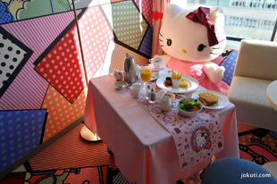 Having breakfast with Hello Kitty in Tokyo, Japan