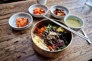 Hogyan lett egy tipikus hűtőtakarító étel a legnépszerűbb koreai világszerte?