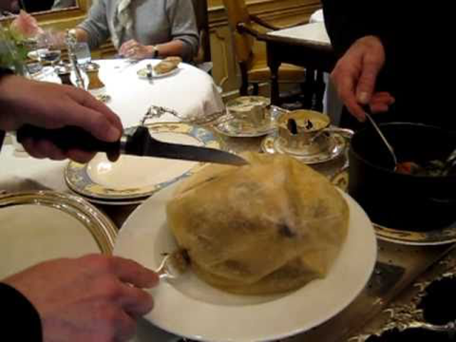 Három csillagos ebéd Paul Bocuse-nél: a Bresse-i csirke (videóval)