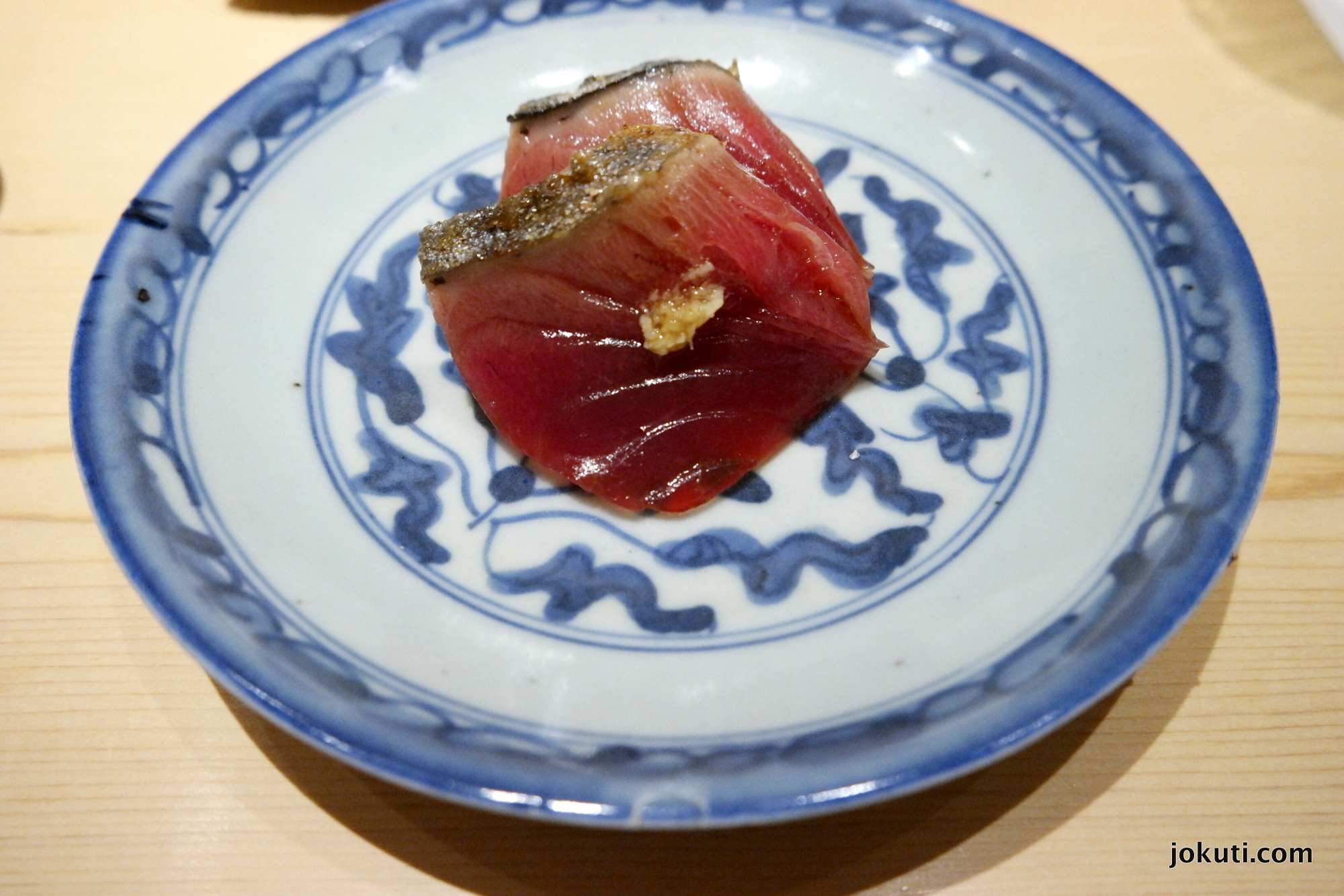 Katsuo zuke (marinált bonito (ebből a halból készül a katsuobushi, azaz a bonitopehely is, ami a japán alaplé, a dashi egy kulcsalapanyaga))<br />