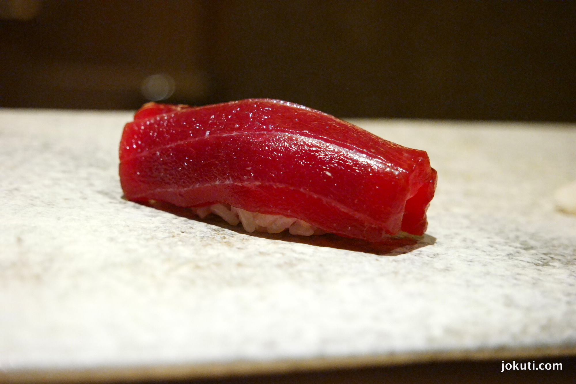 Akami zuke (kékúszójú tonhal hasaaljának a legkevésbé zsíros része, marinálva)<br />