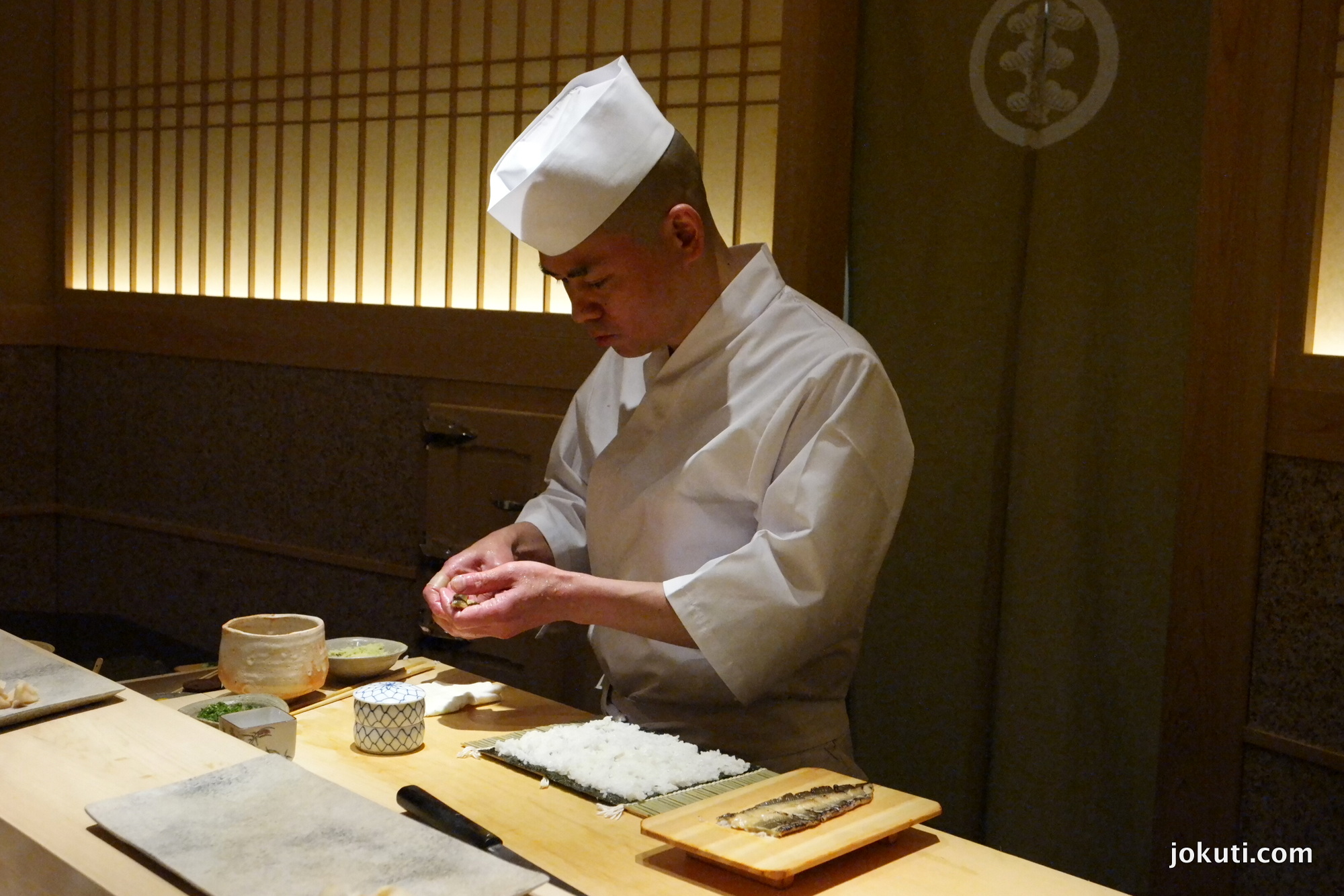 Futomaki (anago (tengeri angolna), tamago (tojás), garnéla, kanpyo (tökféle, szárítva kerül bele), uborka)<br />