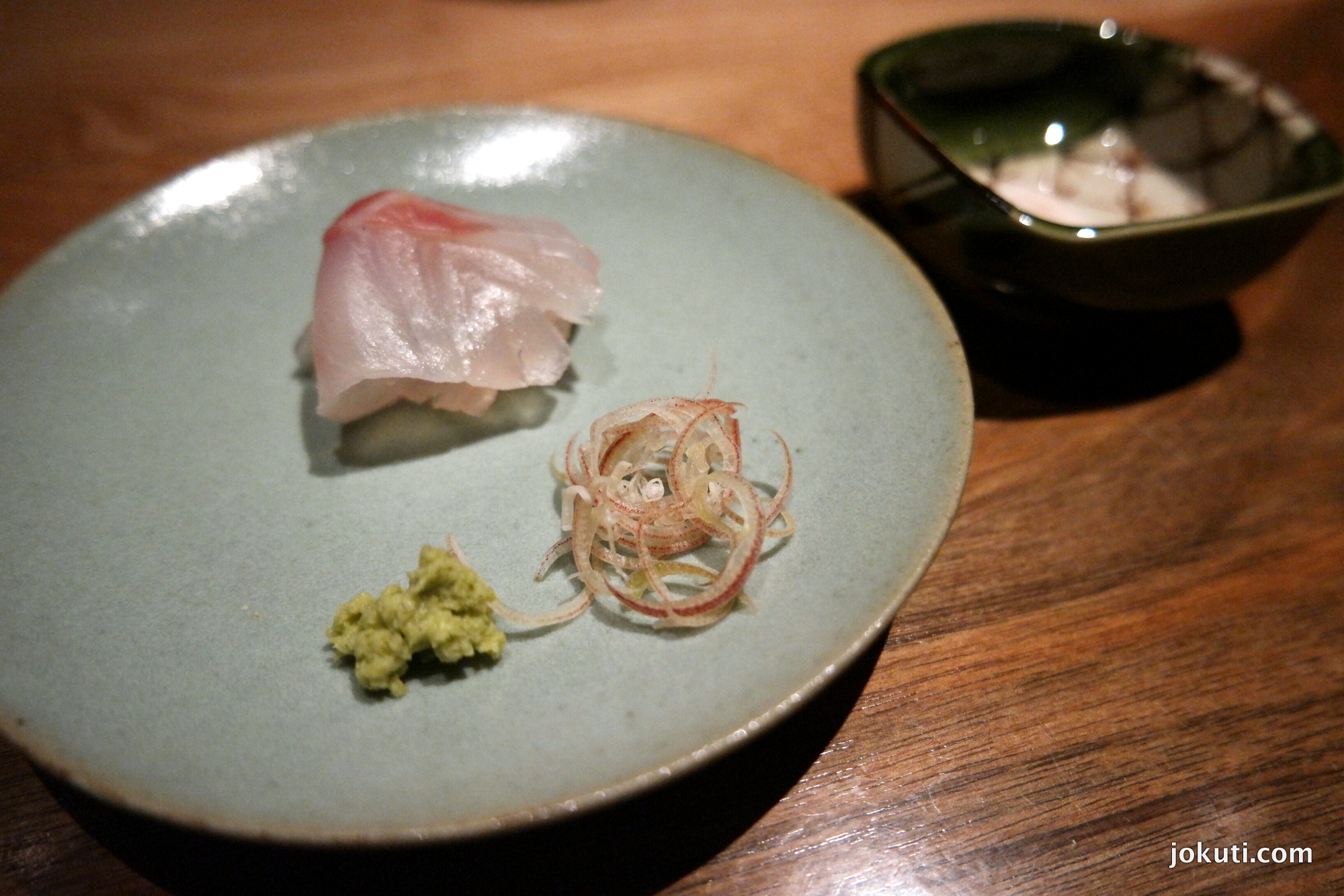 Tengeri sügér sashimi, sóval, wasabival és japán shalottával (myoga) tálalva