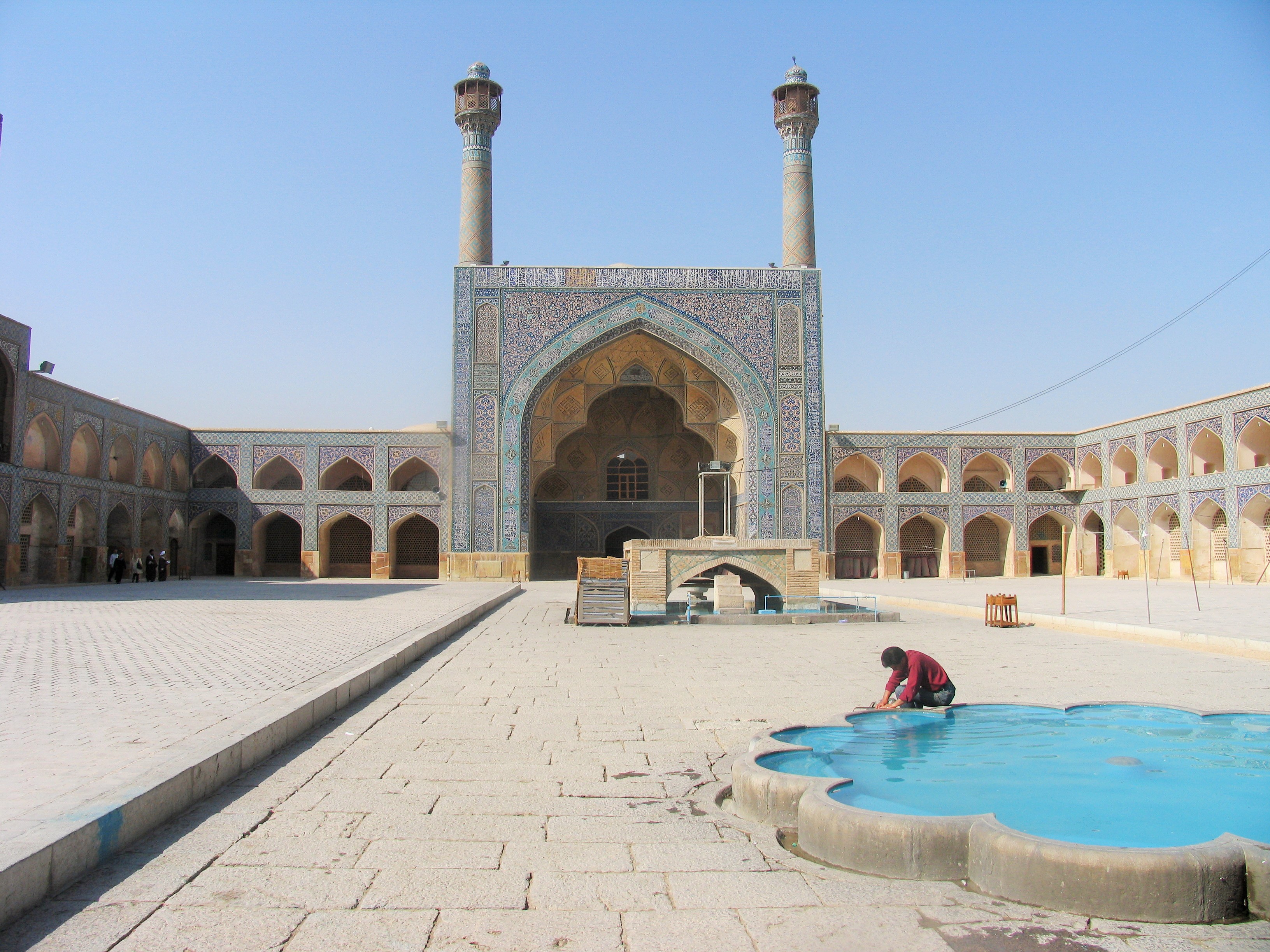 jame_mosque_esfahan_courtyard.jpg