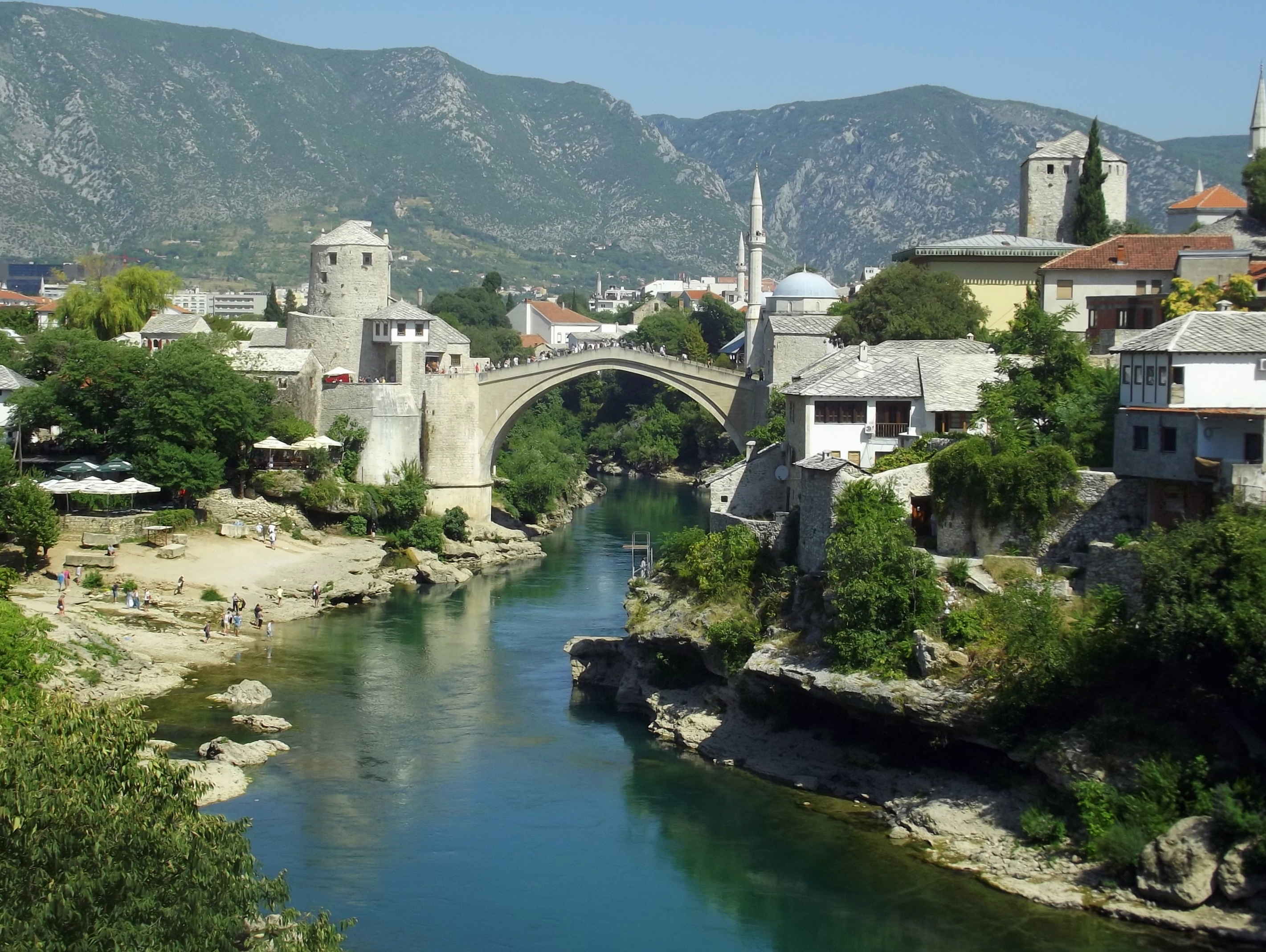 mostar, neretva és az öreg-híd.JPG