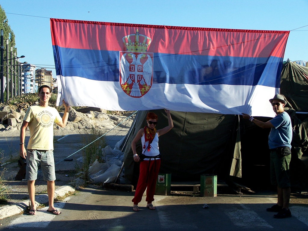 Szerb zászló és sátor a híd előtt.jpg
