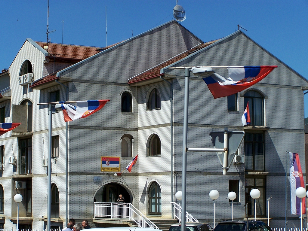 Zubin Potok rengeteg szerb zászló.JPG