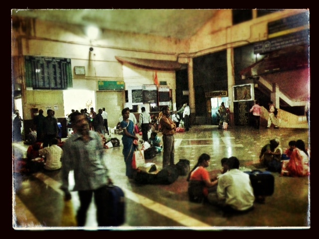 Indiai hangulat a vasútállomáson.JPG