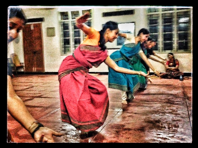 5 - Bharatanatyam gyakorlás a tánciskolában.JPG