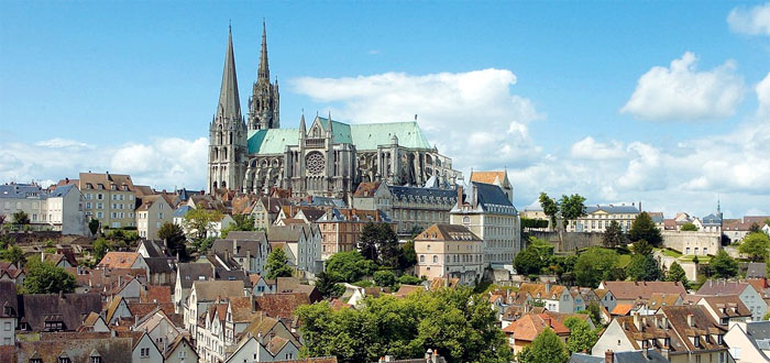 chartres_cathedral_town.jpg