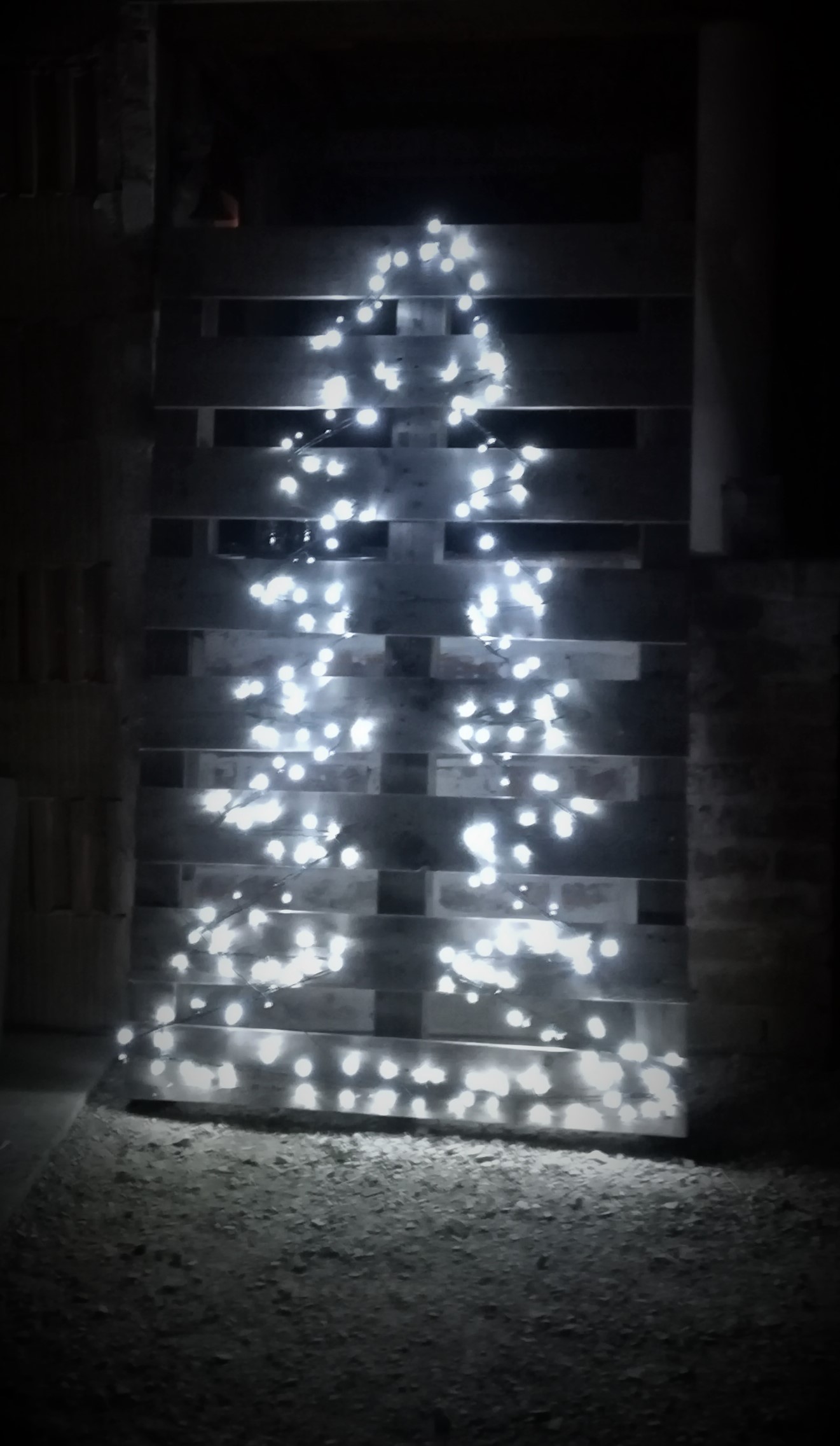 Karácsonyfa készítése fényfüzérből