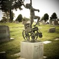 A remény szobra lett a fogyatékkal született fiúcska síremléke