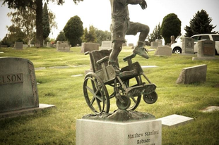A remény szobra lett a fogyatékkal született fiúcska síremléke
