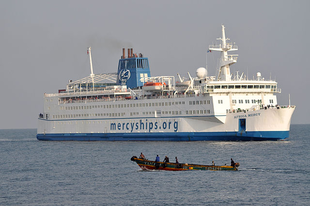 Kórházhajó Afrika partjainál: az Africa Mercy
