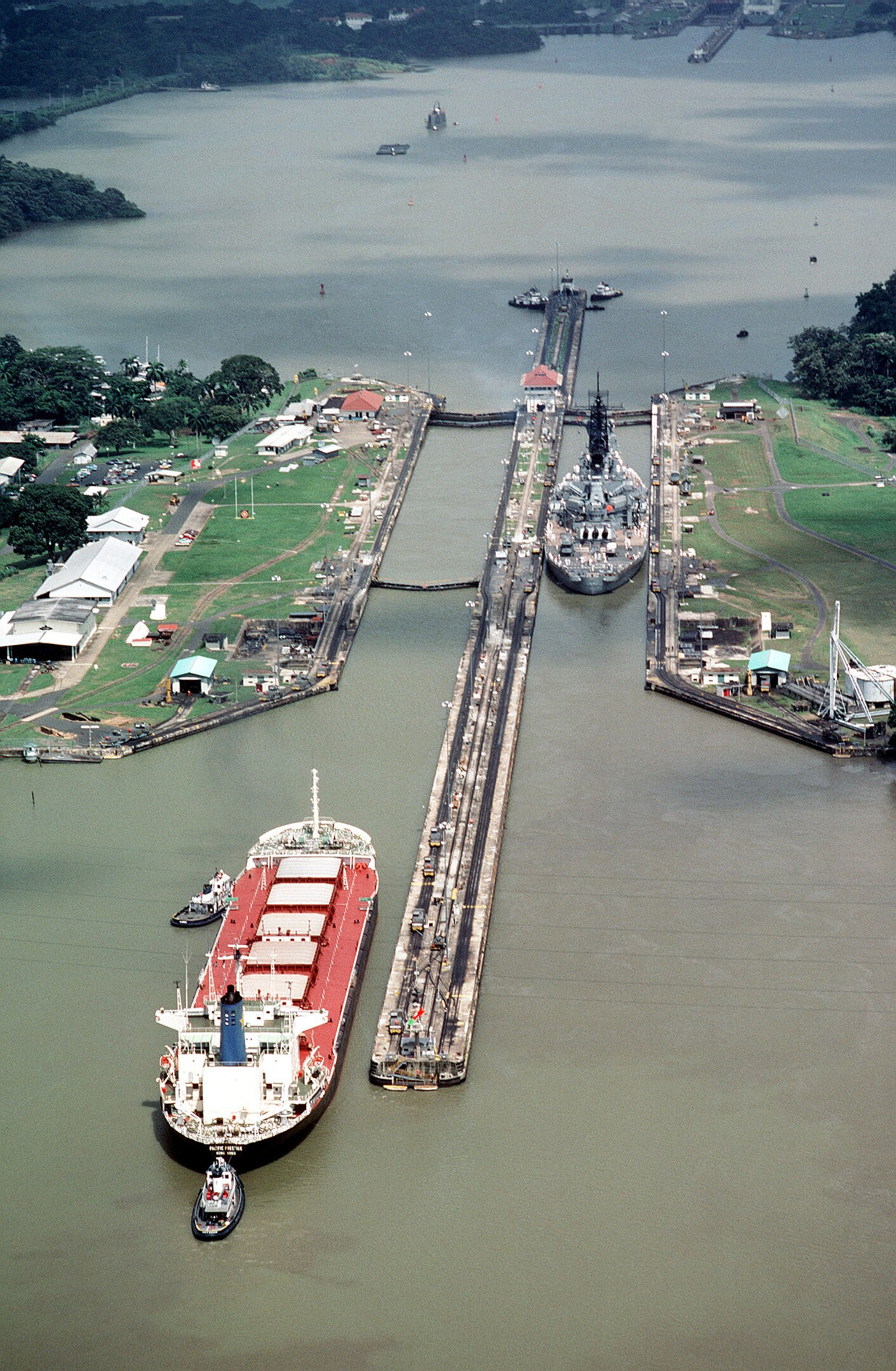 1411px-uss_iowa_pedro_miguel_locks.jpg