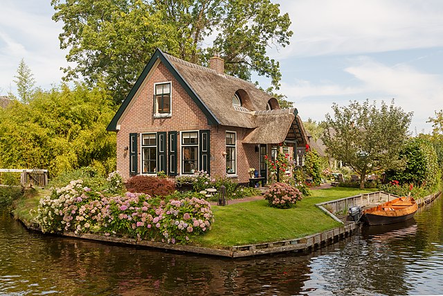 640px-giethoorn_netherlands_channels-and-houses-of-giethoorn-16.jpg
