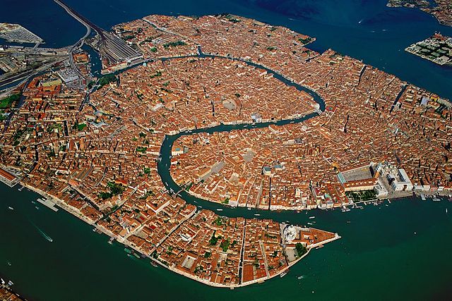 640px-venice_old_town_lagoon_aerial_view.jpg