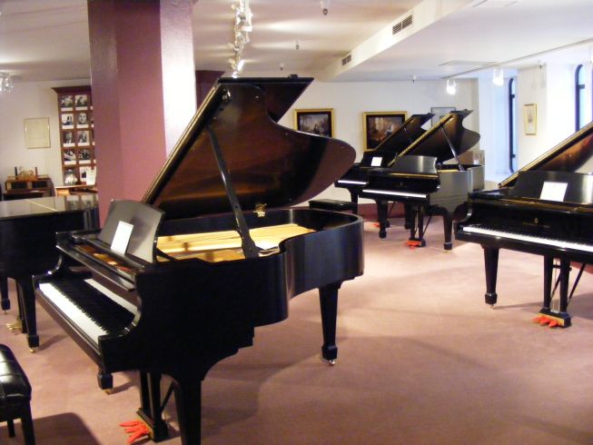 Steinway zongoraszalon.jpg