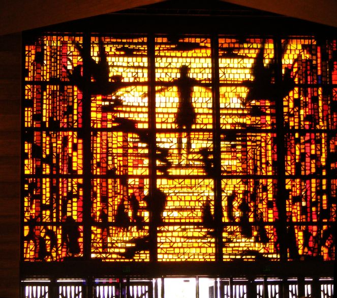 A Saint Mary katedrális bejárati üvegmotívuma.jpg
