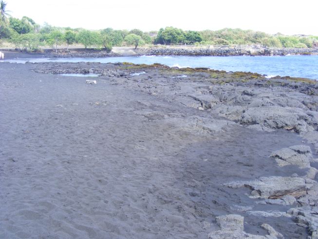 fekete sziklás-homokos strand 2.jpg