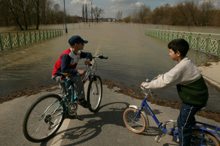 Emberpróbáló napok a Duna és a Tisza mentén - A 2006-os tavaszi árvíz képekben