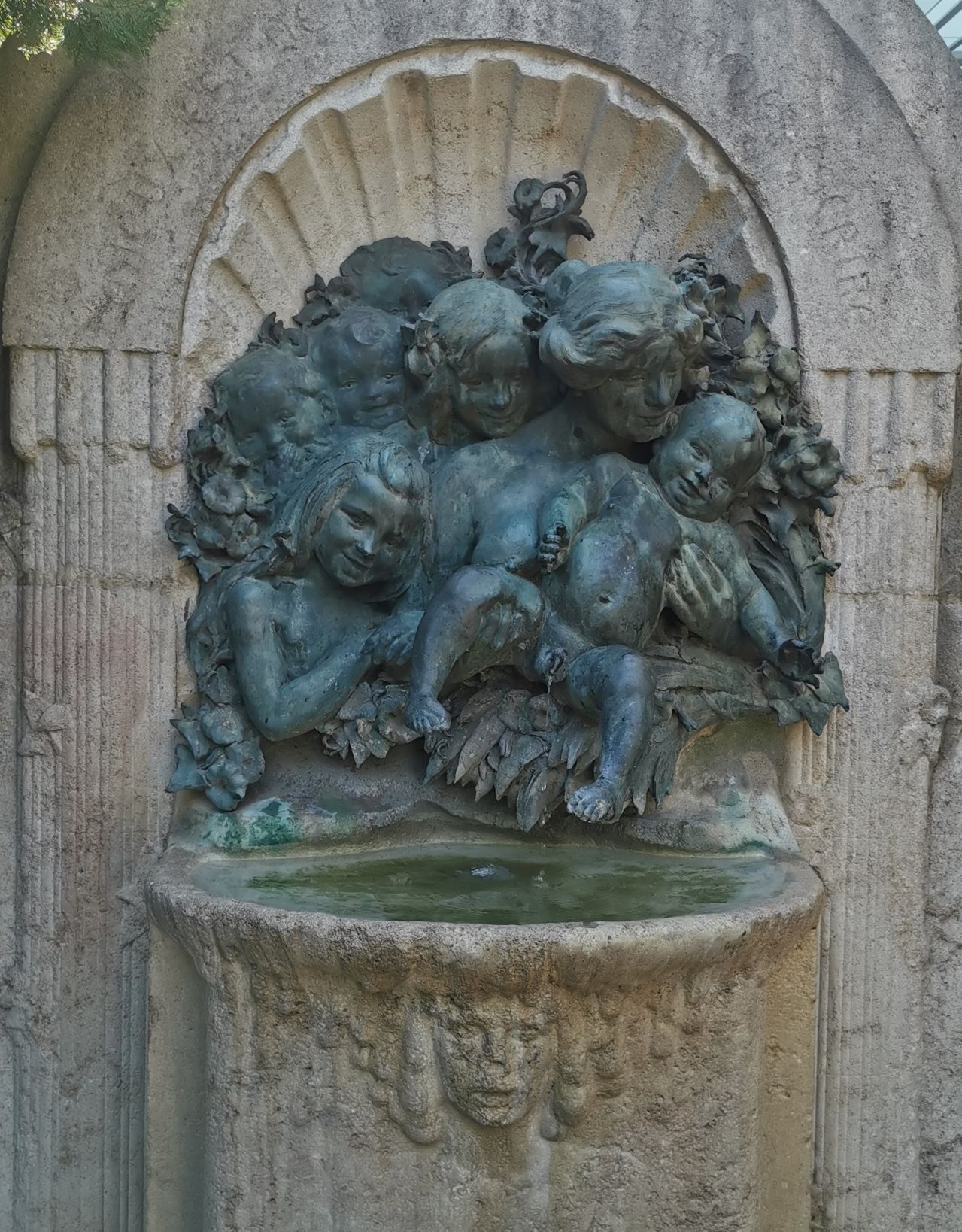 Ez egy meglehetősen... khm... érdekes ivókút a Sacré-Coeur kertjében amolyan Manneken Pis stílusban. (Aztán észrevettük, hogy mellé van írva: Nem ivóvíz. Micsoda megkönnyebbülés!) 