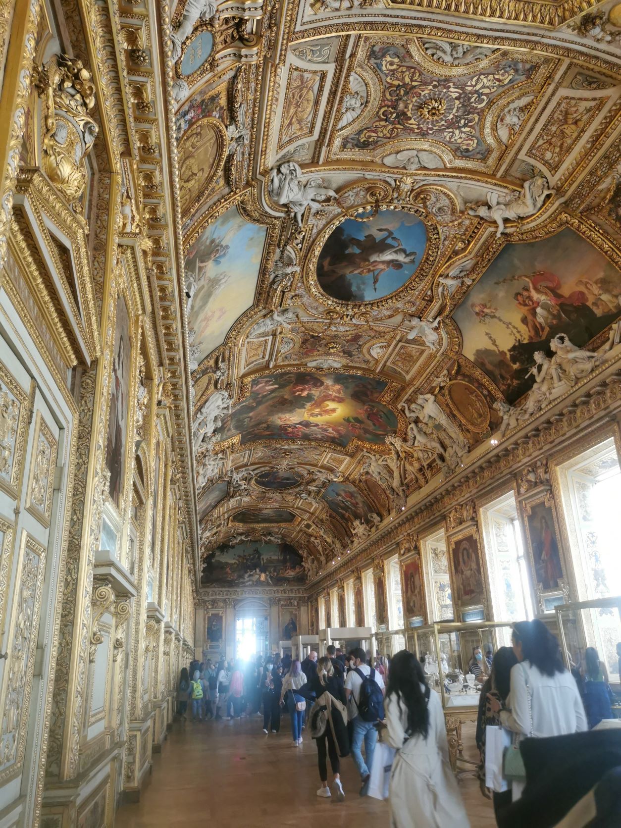 Egy szépen kicsicsázott terem tömérdek turistával. (Itt voltak a koronaékszerek, talán azért volt ennyire népszerű a hely.)