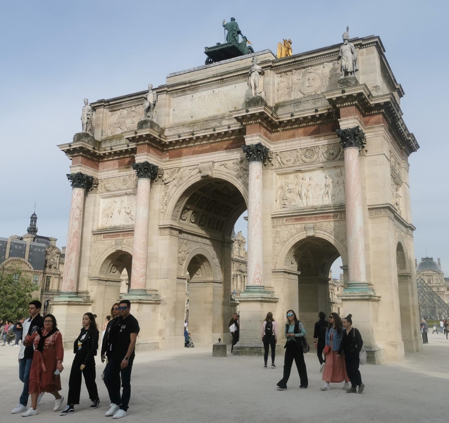 Csak a kis diadalívet sikerült lefotózni, a Louvre előtt.