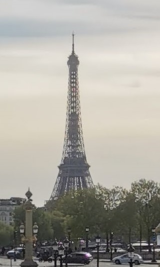 Ezen a napon ennyire jutottunk közel az Eiffel-toronyhoz. Azért ilyen homályos, mert ez egy nagyobb kép aprócska részlete.