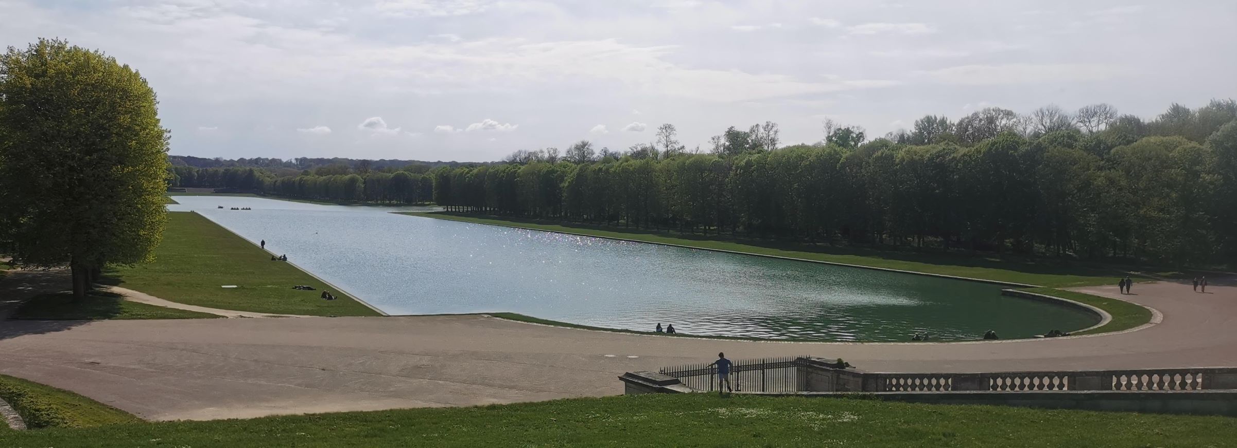 Ez pedig a kereszt alakú csónakázó tó rövidebb ága a Nagy-Trianon kastély felől.