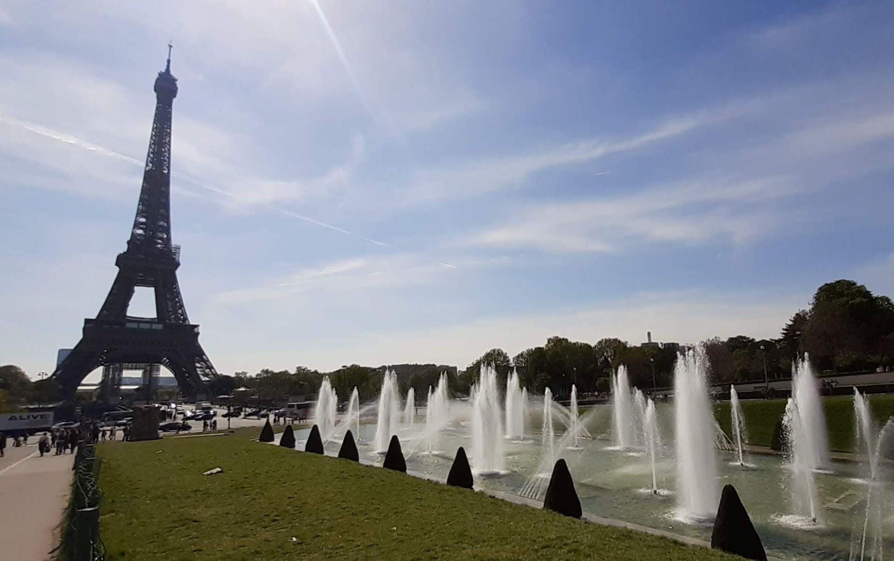 A párizsi ferde torony és a szökőkút a Trocadero téren.