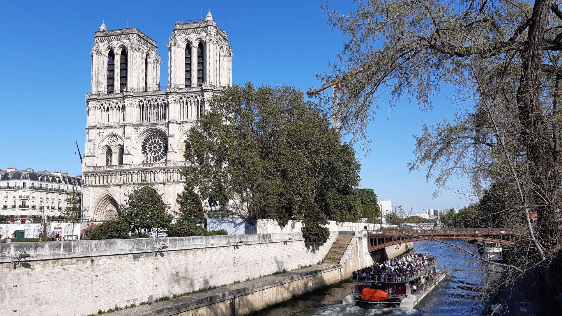 A párizsi Notre-Dame. Ez egy remek fotó, mivel nemigen látszik rajta az embermagasságú deszka-kerítés, ami körbeveszi az épületet.