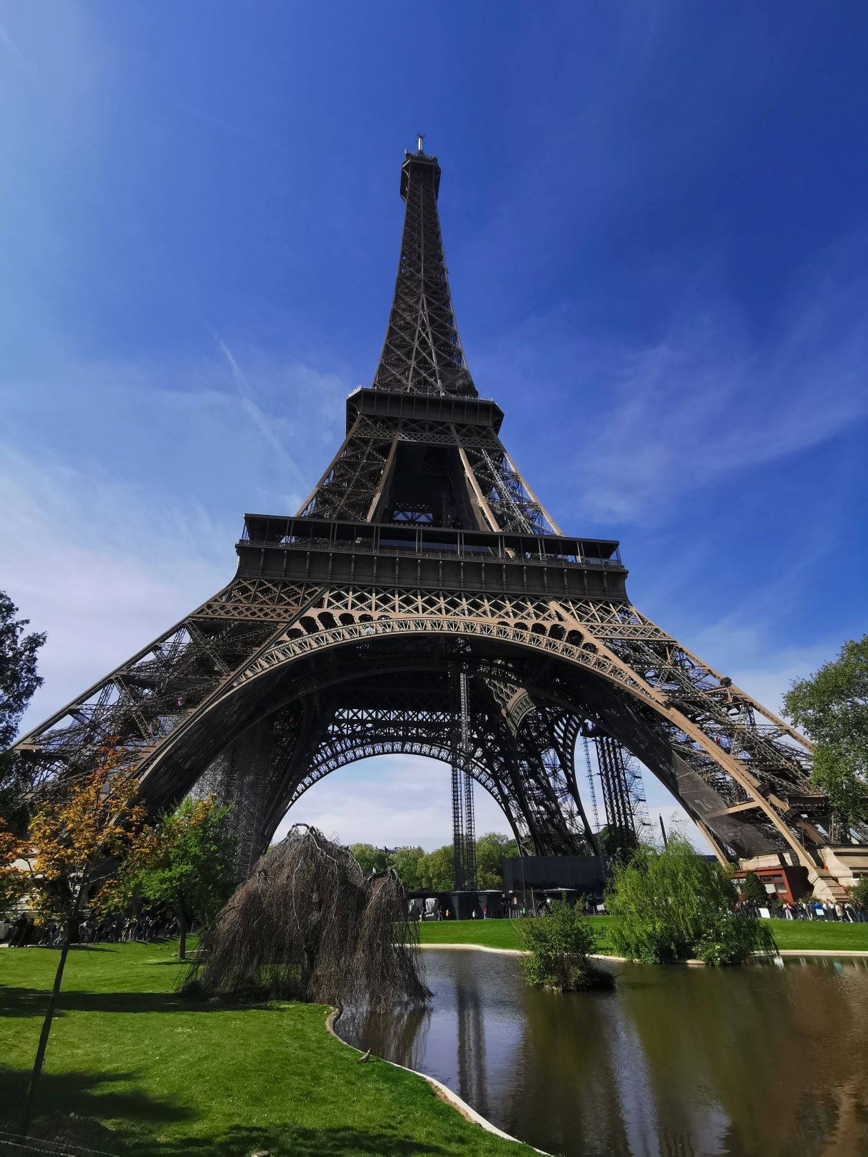 Az Eiffel-torony közelről.