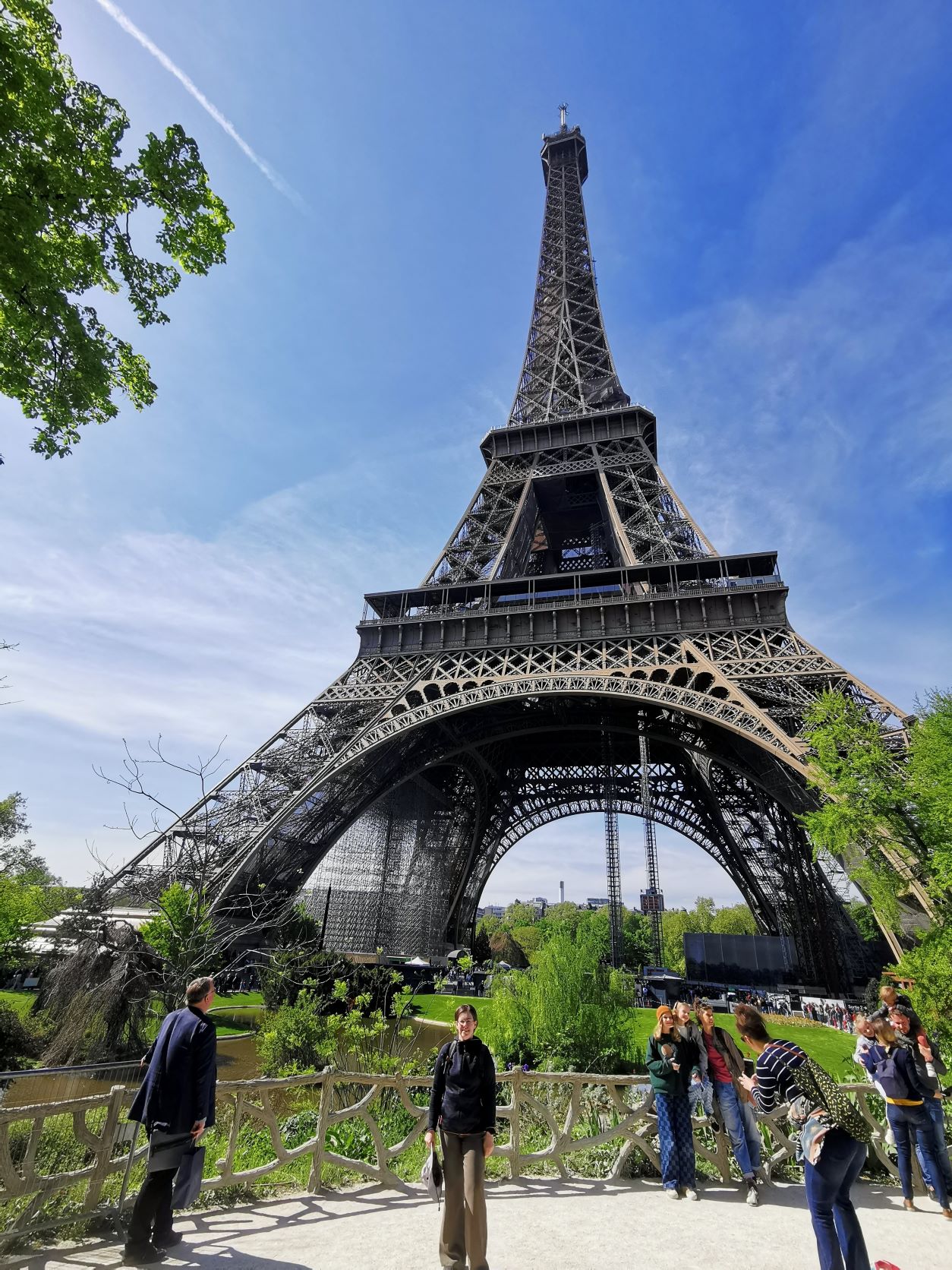 Az Eiffel-torony az egyszeri turistával.