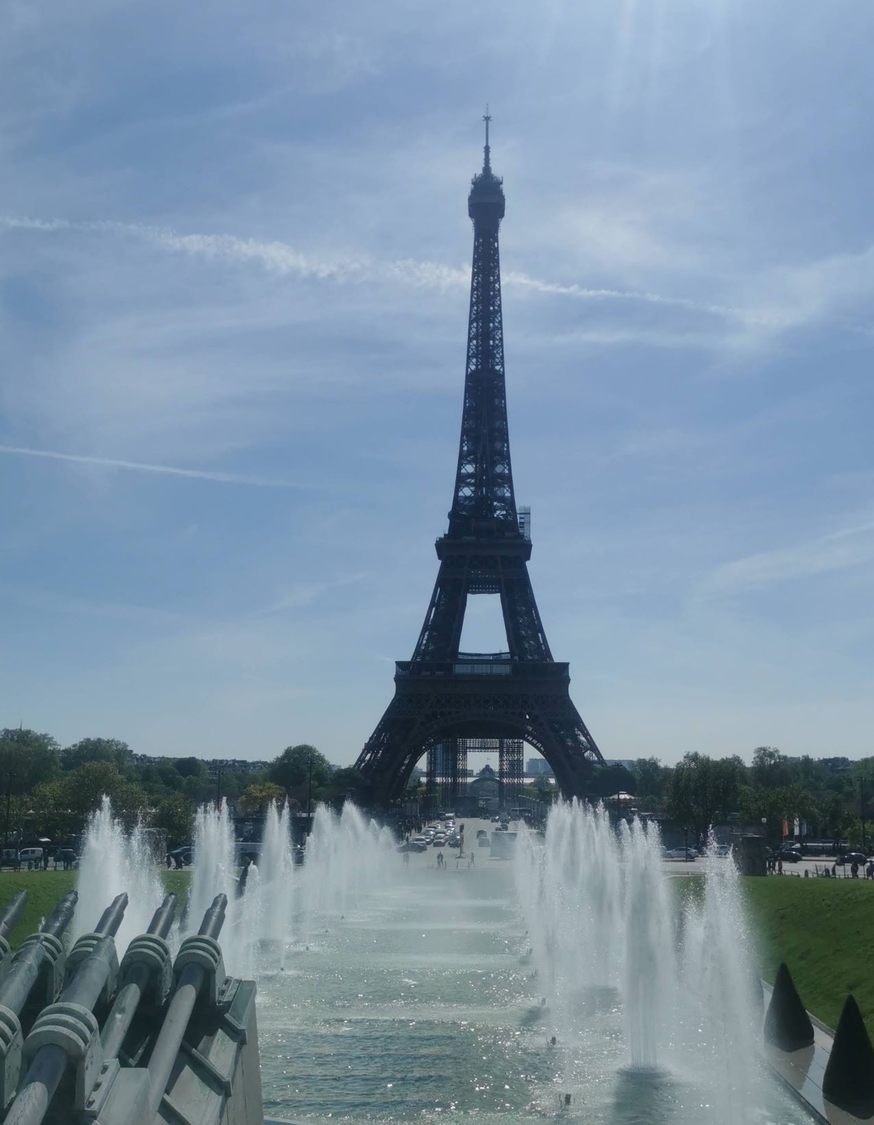  A szökőkút és a torony másik szögből. Először azt hittük, hogy a kép előterében azok ágyúk, amivel lőni lehet az Eiffel-tornyot, ha valaki el akarná foglalni, de kiderült, hogy az is a szökőkút része.