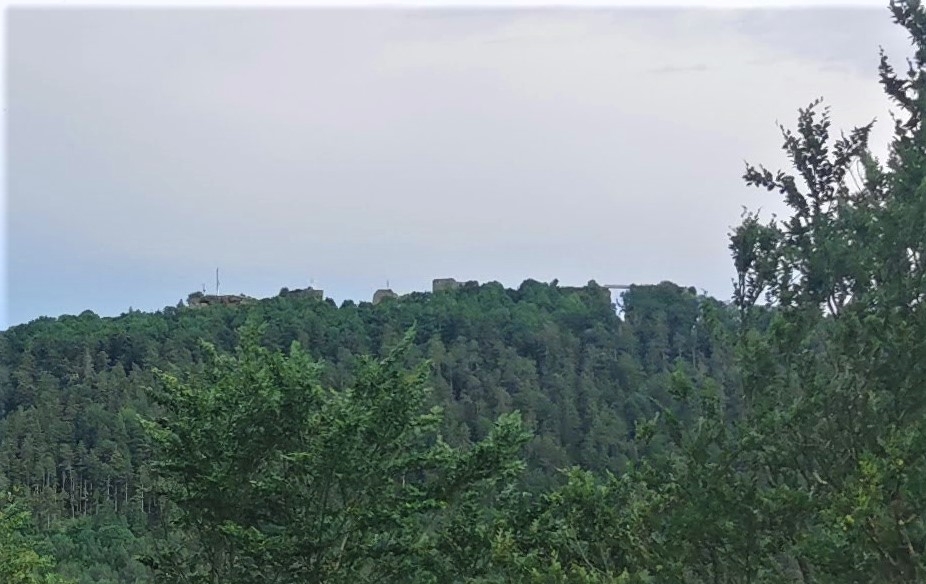 Ez van szemközt. Innen jöttünk. A hegygerincen a Chateau du Haut-Barr.