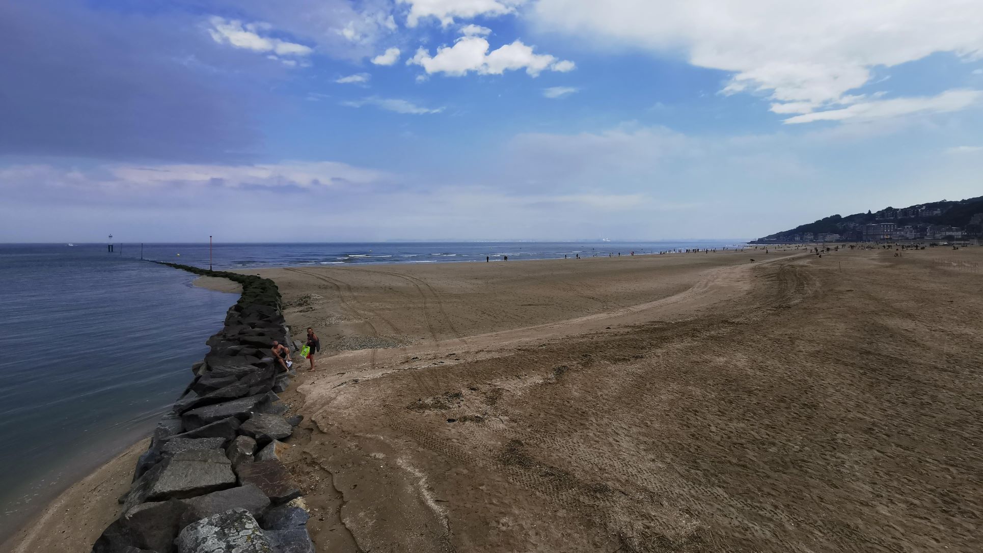 Kilátás a mólóról. Háttérben a horizonton halványan: Le Havre.