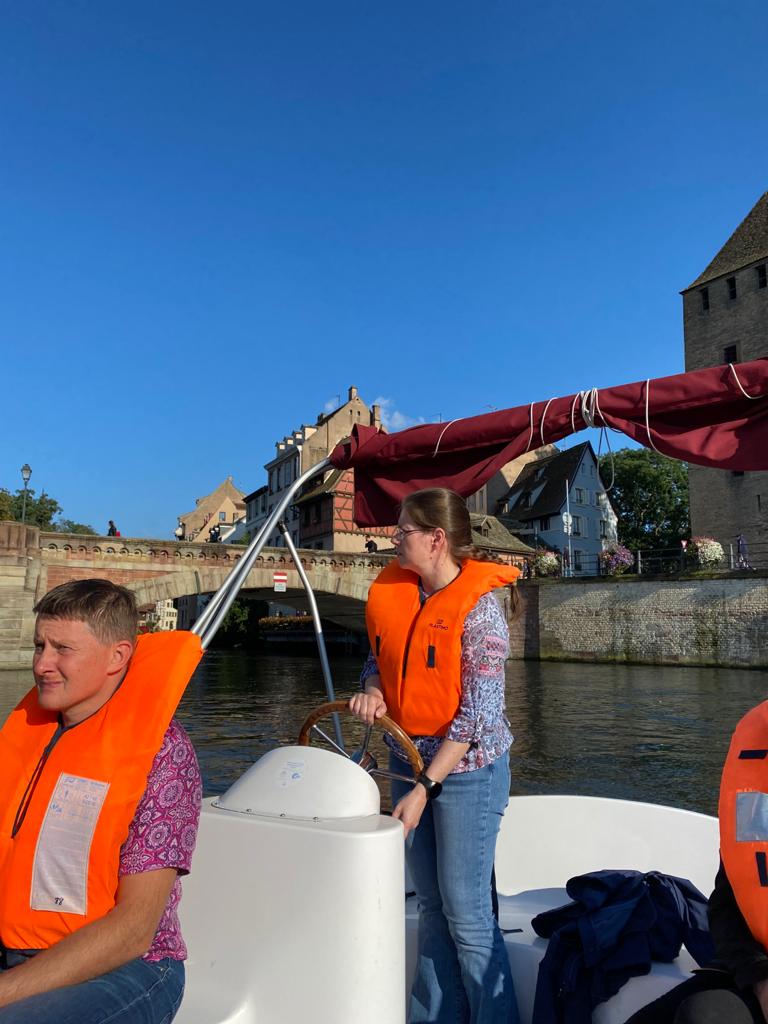 Szintén én, amint próbálok csak annyi gázt adni, hogy tudjak manőverezni, de még ne kerüljünk a hajó útjába.