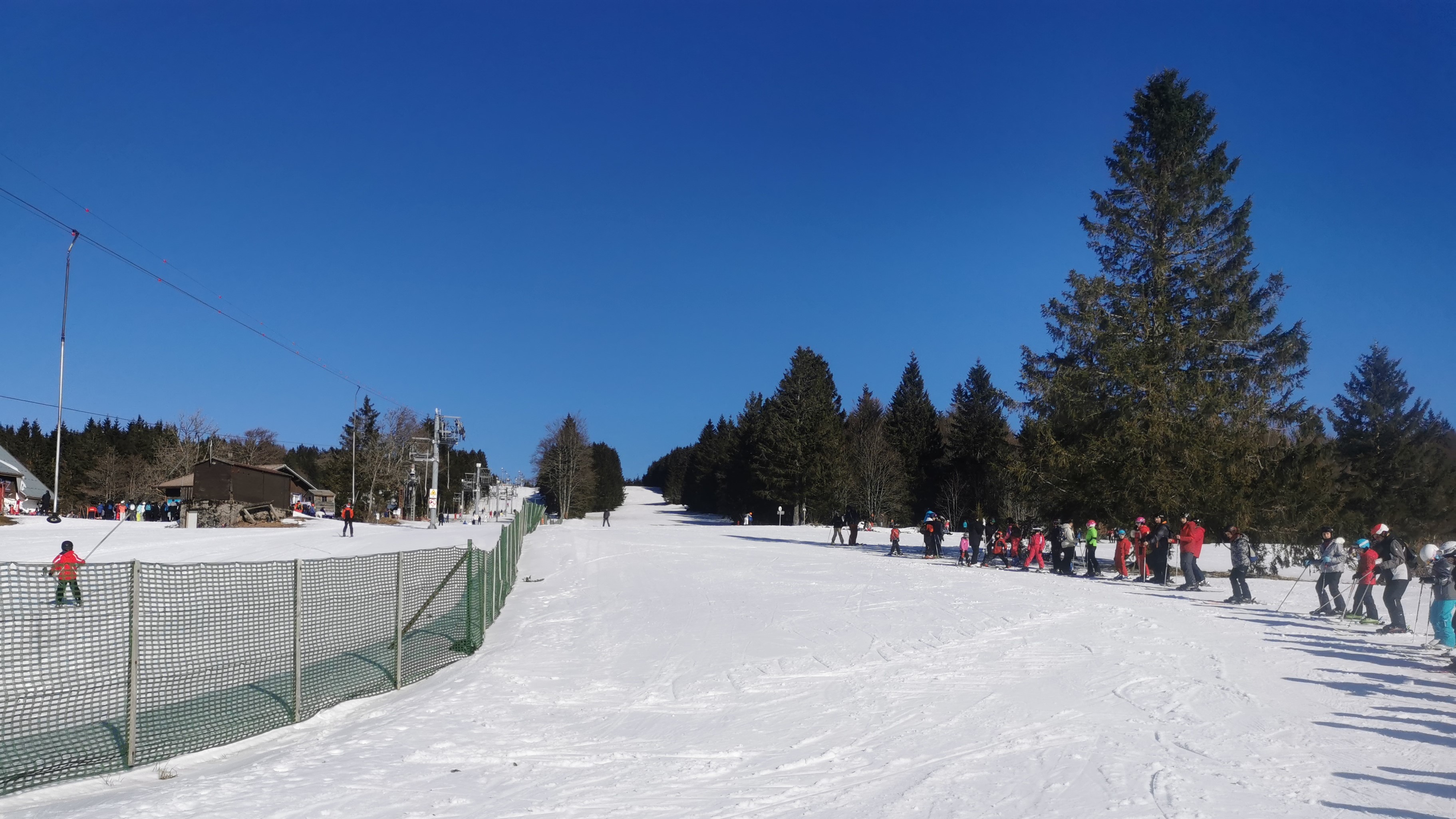 Ez viszont a Mormota (Marmotte) alja a sífelvonóra váró sorból fényképezve. Itt azért elég sokan álltak sorba, azért is mentem inkább a másikon.