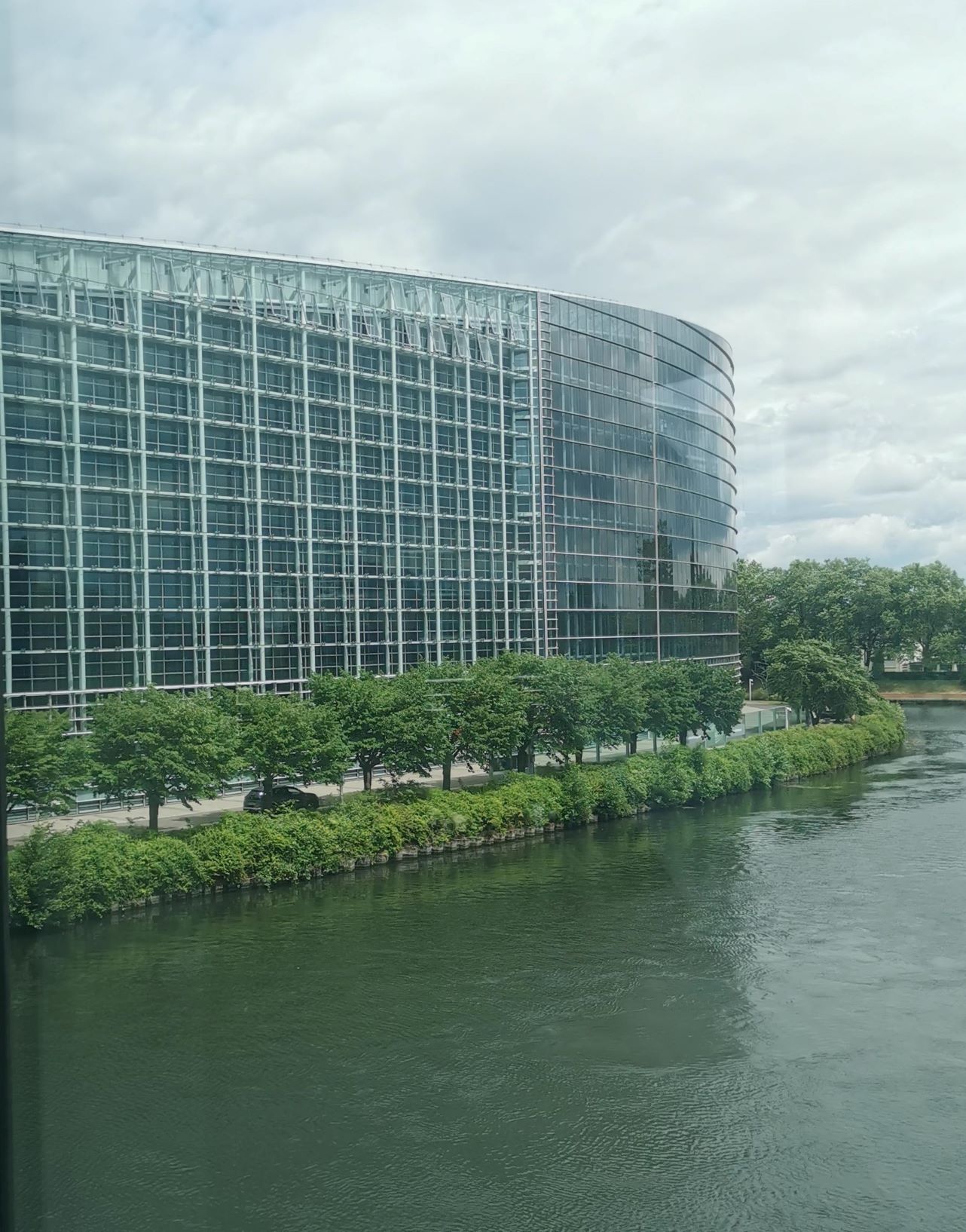 Az Európai Parlament a hídról.