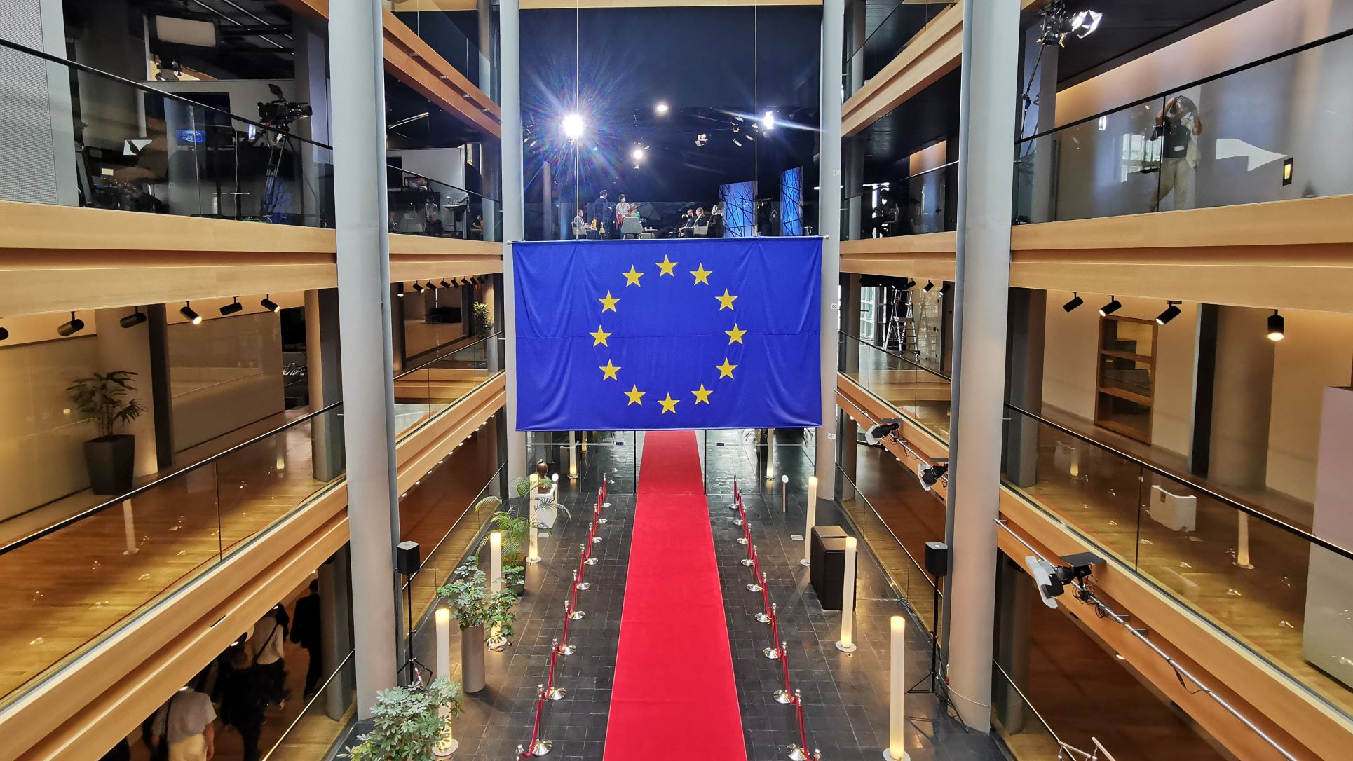 A folyosó az európai zászlóval. Sokan azt hiszik, hogy ez az Európai Unió zászlaja, de nem. Az Európa Tanácsé is például.