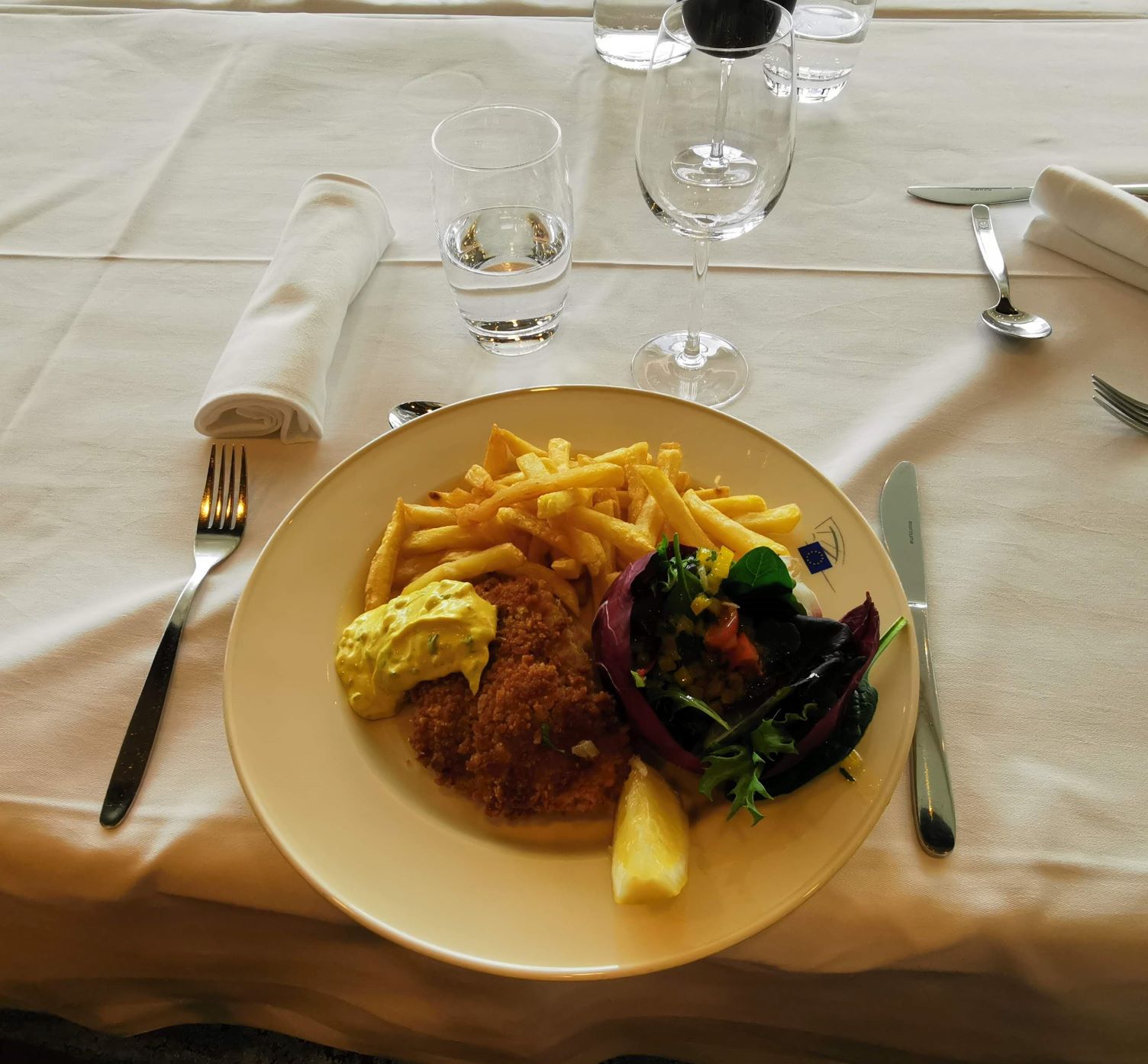 Ez pedig a VIP ebédem: rántott csirkemell tárkonyos szósszal, zöld salátával és hasábburgonyával.