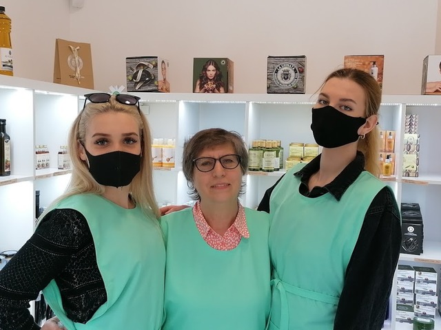 Unokáival együtt nyitott kisboltot a vállalkozó nagymama