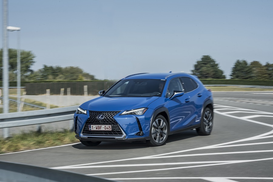 2020-lexus-ux-250h-crossover-awd-action-002.jpg