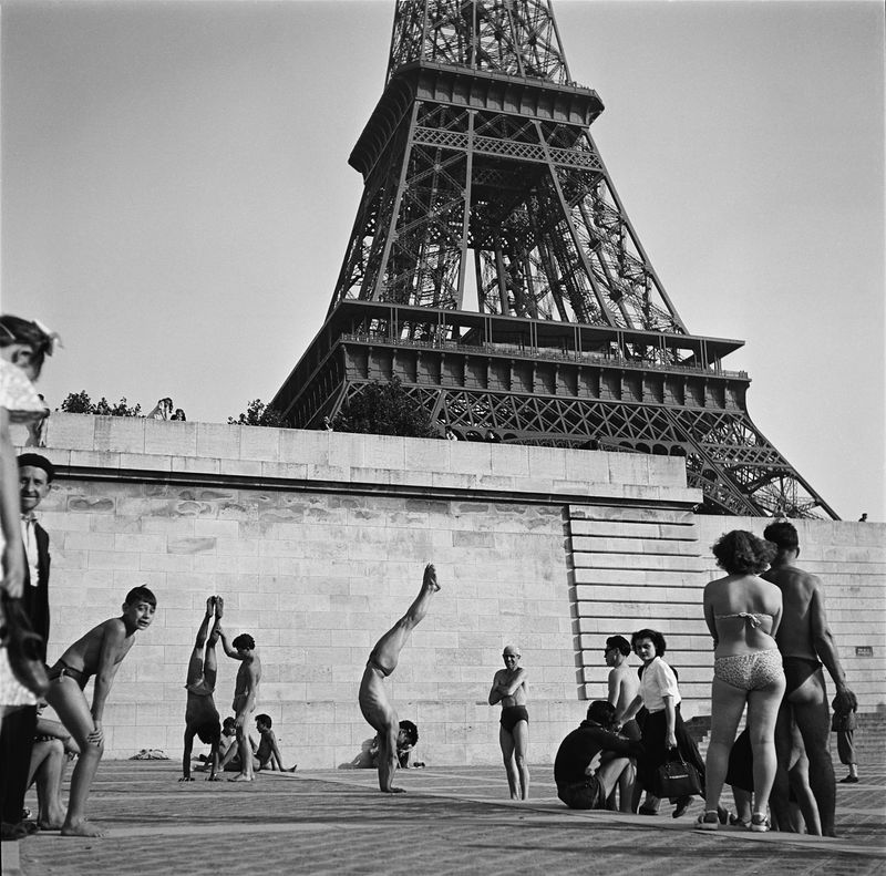 64084f30397b2419fdff89c4_081_gymnastes_sous_la_tour_eiffel_paris_annees_1950_c_ergy_landau_arjl_1500pixel-p-800.jpg