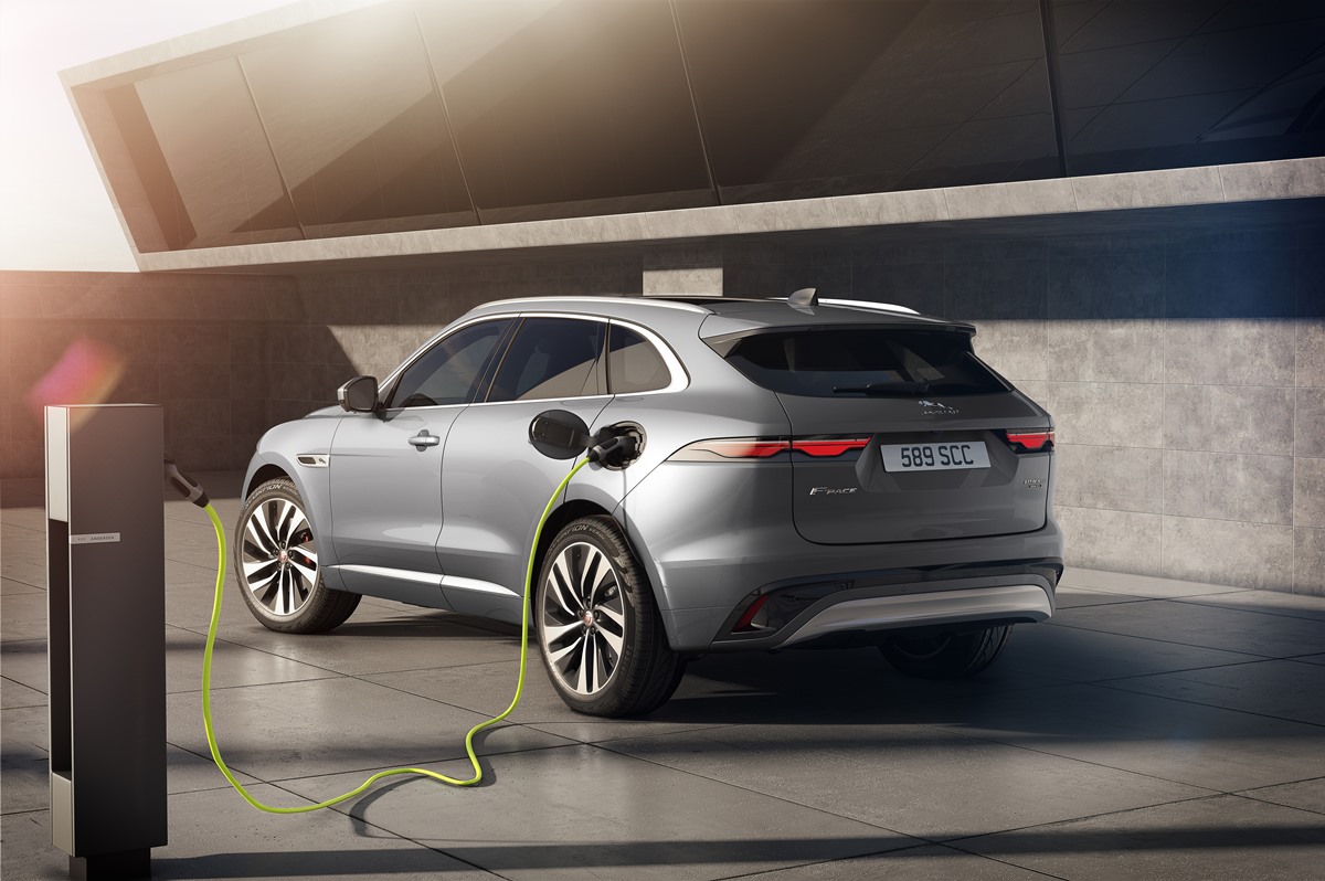 jag_f-pace_21my_16_studio_exterior_rear_3_4_phev_150920.jpg