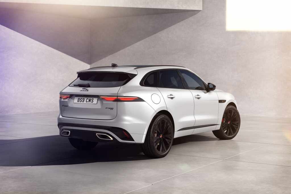 jag_f-pace_22my_03_r-dynamic_black_exterior_rear_3-4_110821.jpg