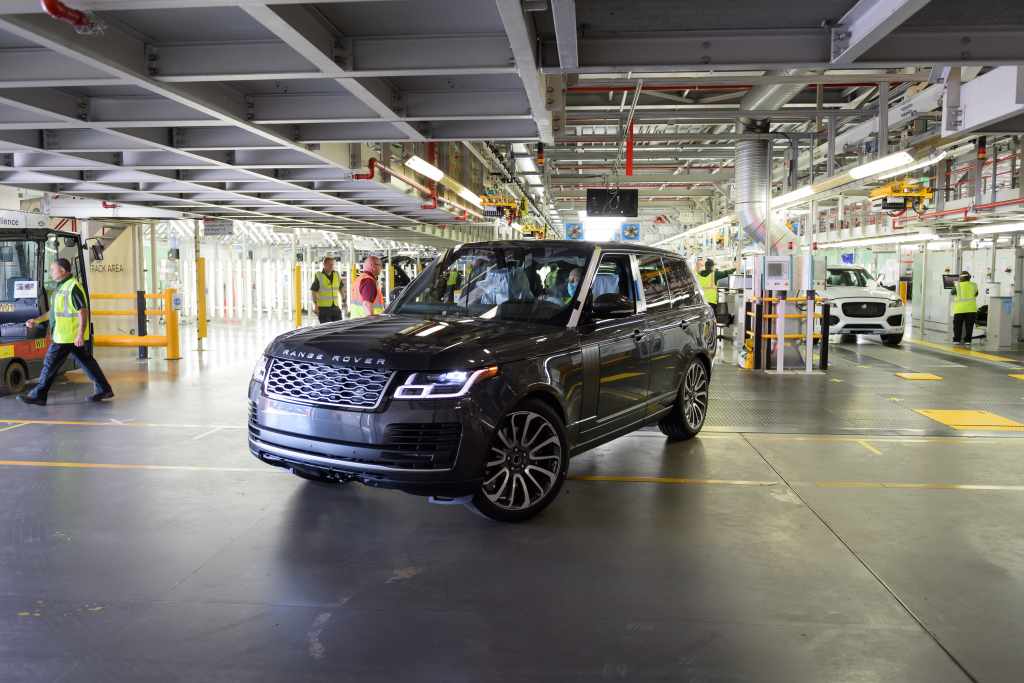 jlr_first_range_rover_social_distance_01_20052020_1.jpg