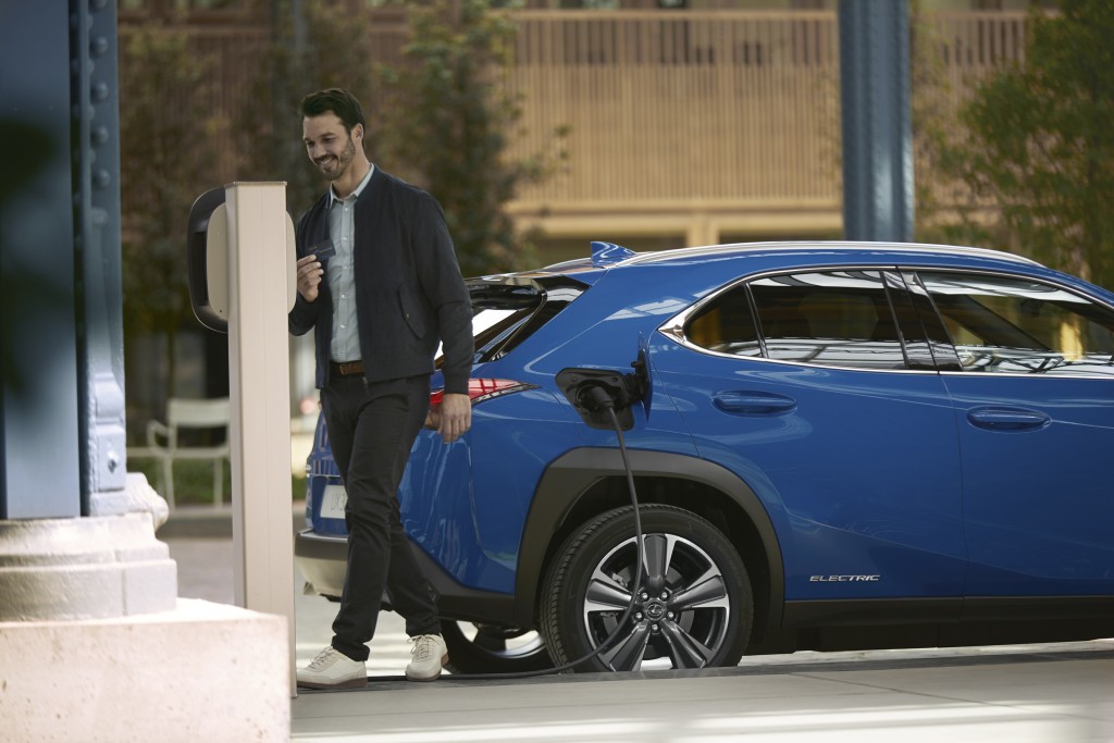 lexus_ux_300e_3_2.jpg